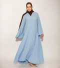 Robe longue plissée bleu ciel MAYDORA, manches longues et col en V