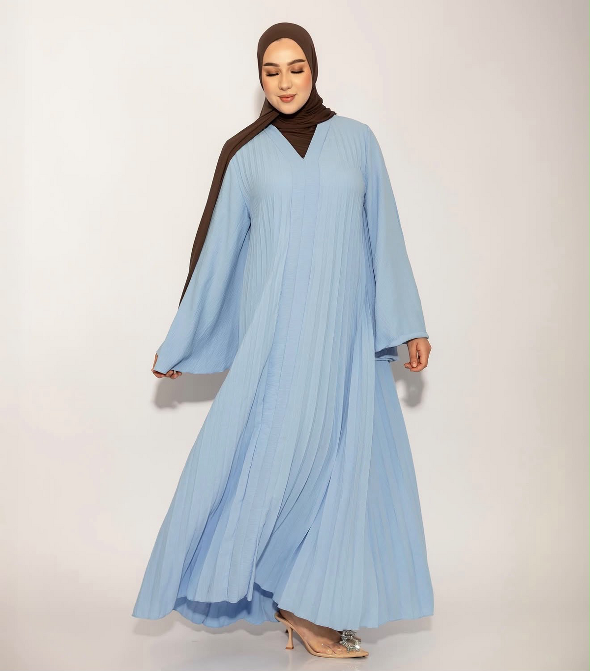 Robe longue plissée bleu ciel MAYDORA, manches longues et col en V