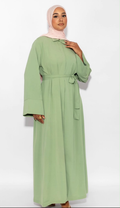 Robe plissée vert sauge MAYDORA, ceinturée et manches longues